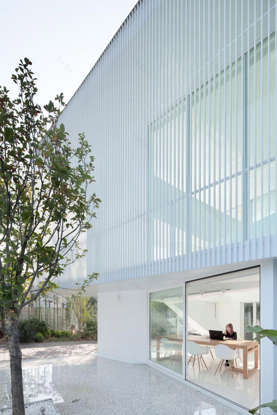 北京顺义纯白两层别墅 | 混合工作室的室内设计杰作-10