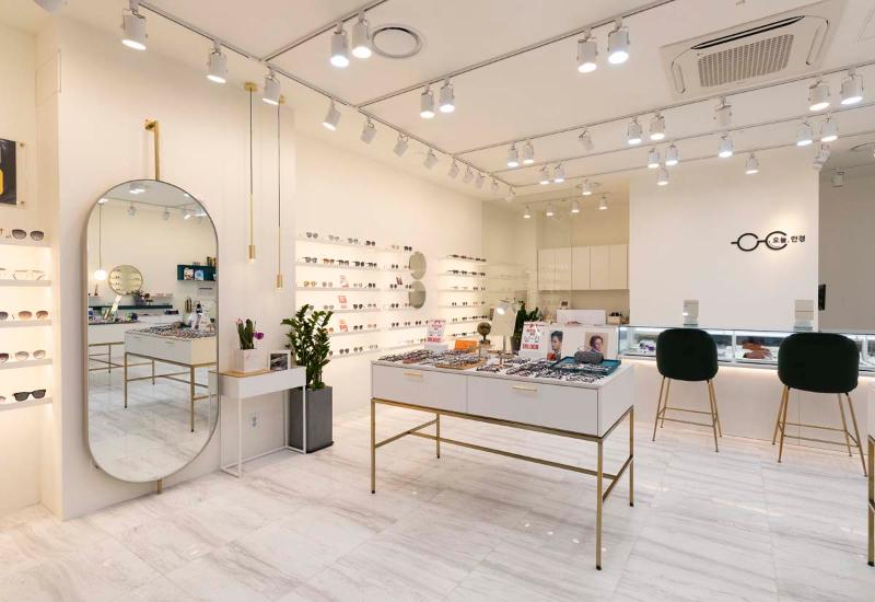 简约现代的 22 平米眼镜店设计-5