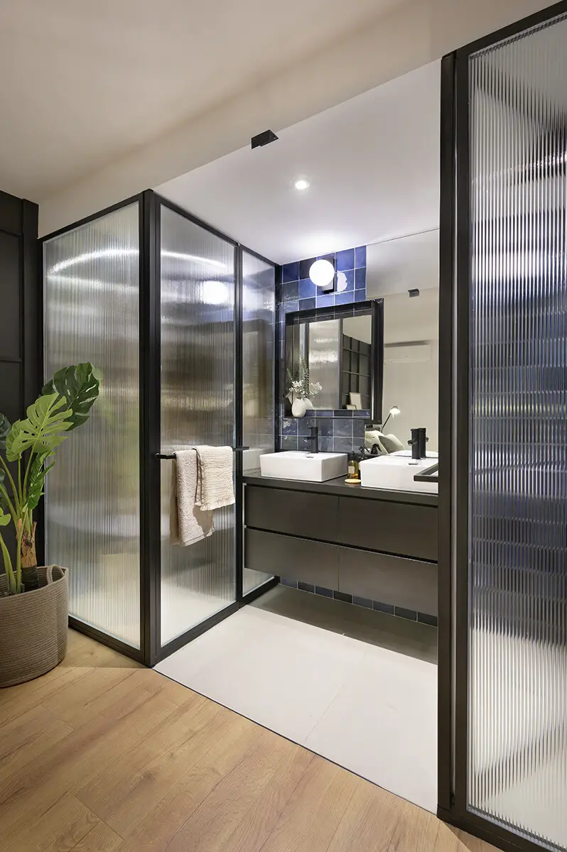 黑色图书馆墙设计，52m2 公寓变身超英雄收藏之家-17