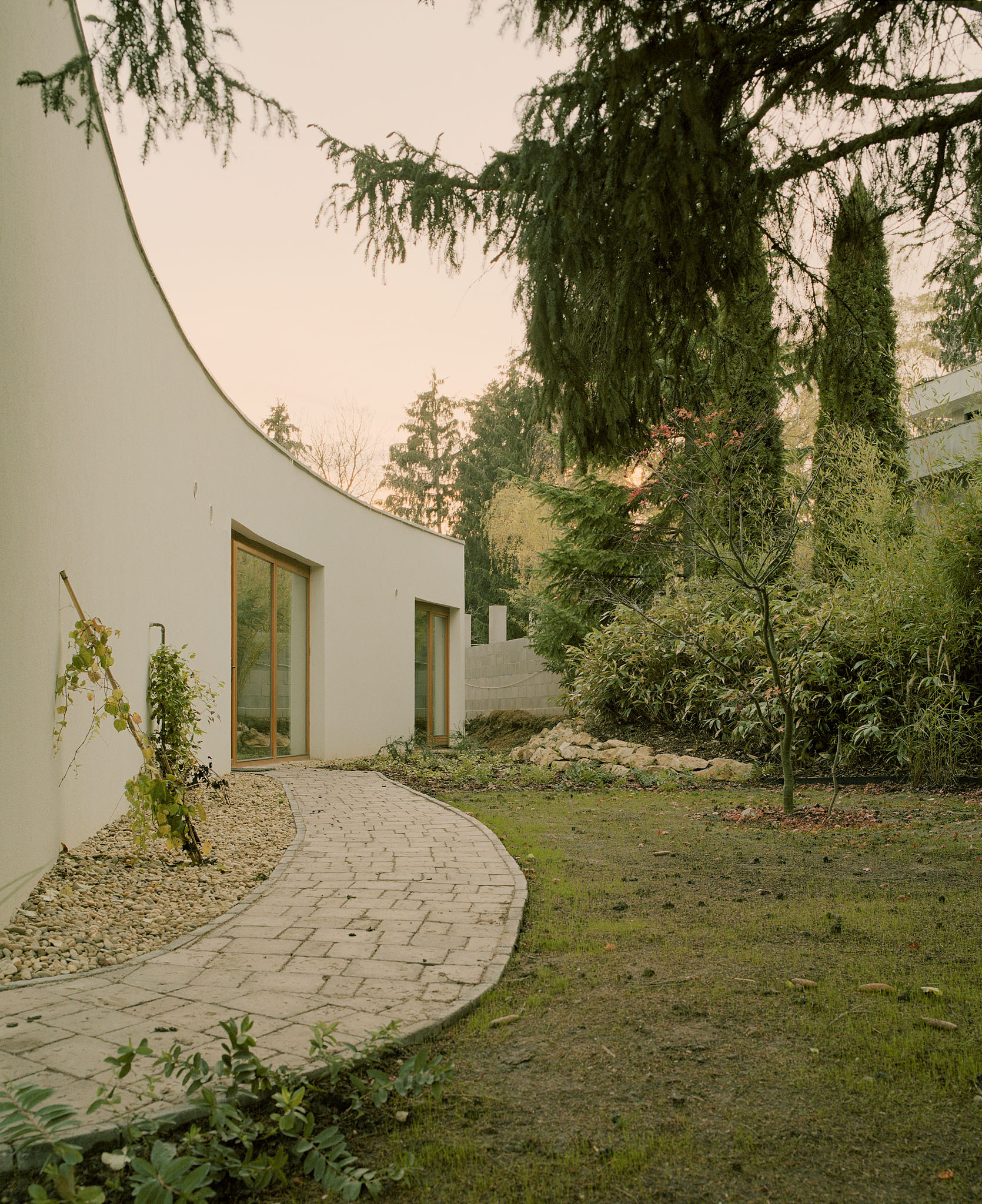 House and Atelier among the Foothills of Buda / GUBAHÁMORI-28