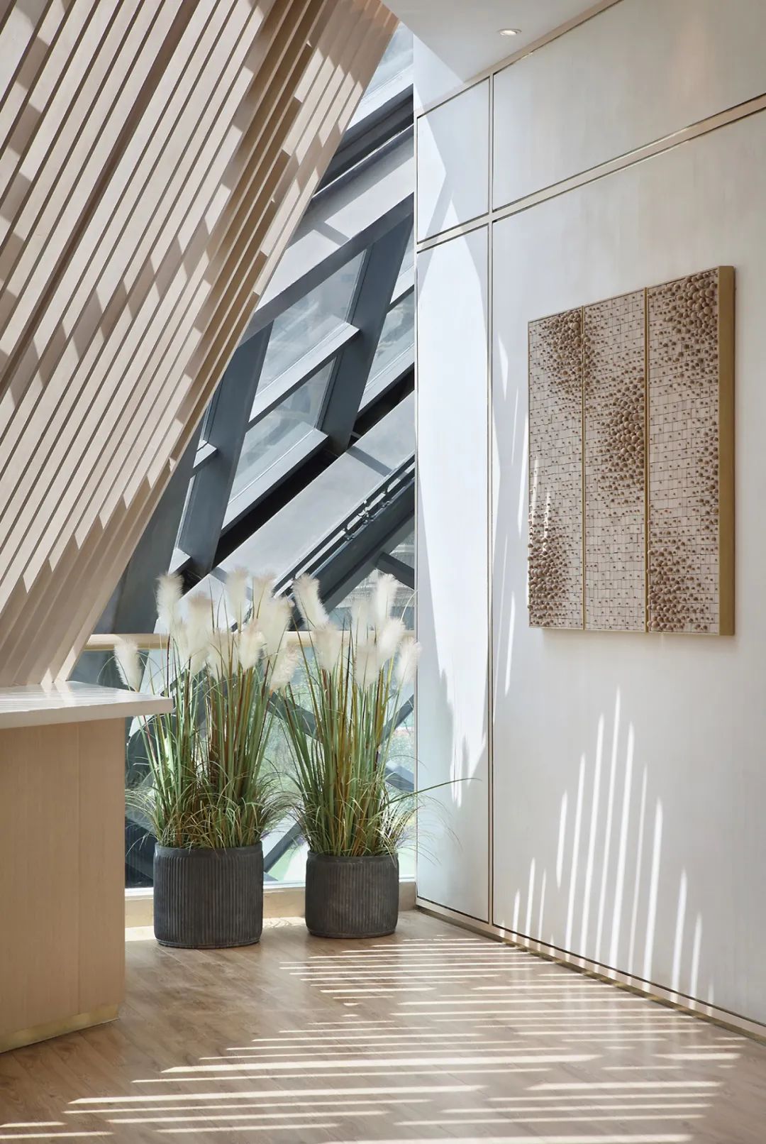 青岛协信天骄观澜售楼处 | 水光韵律的简奢空间-44