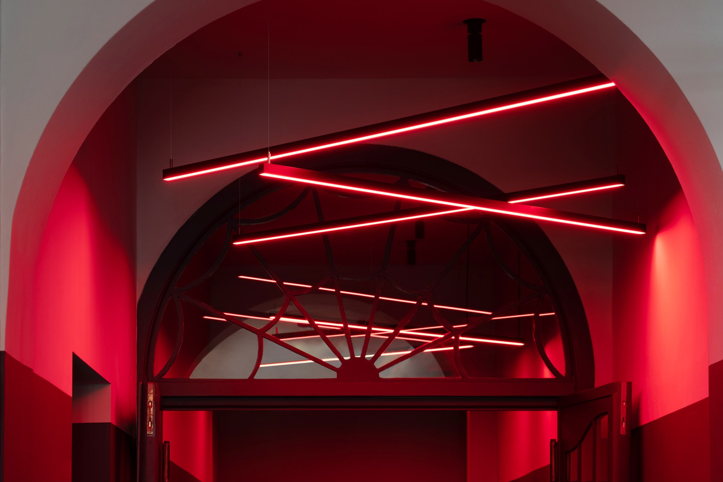 柏林艺术影院 Blauer Stern 翻新，霓虹灯与饱和色彩的视觉盛宴-23