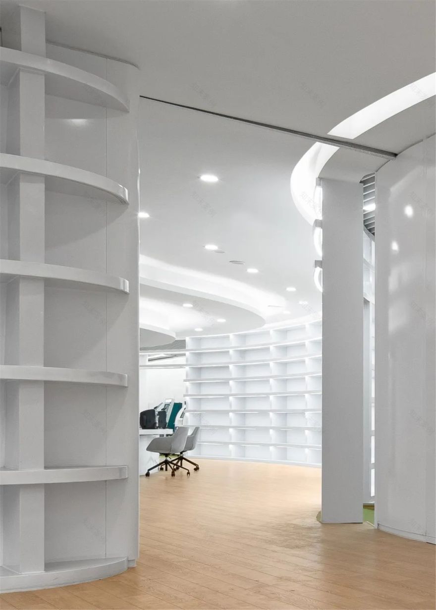 以空间色彩组织流线的市民中心设计-27