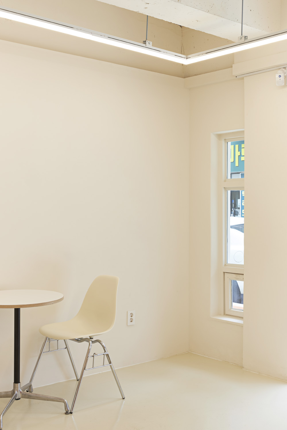 11 坪可爱红色甜品店的温馨室内设计-10