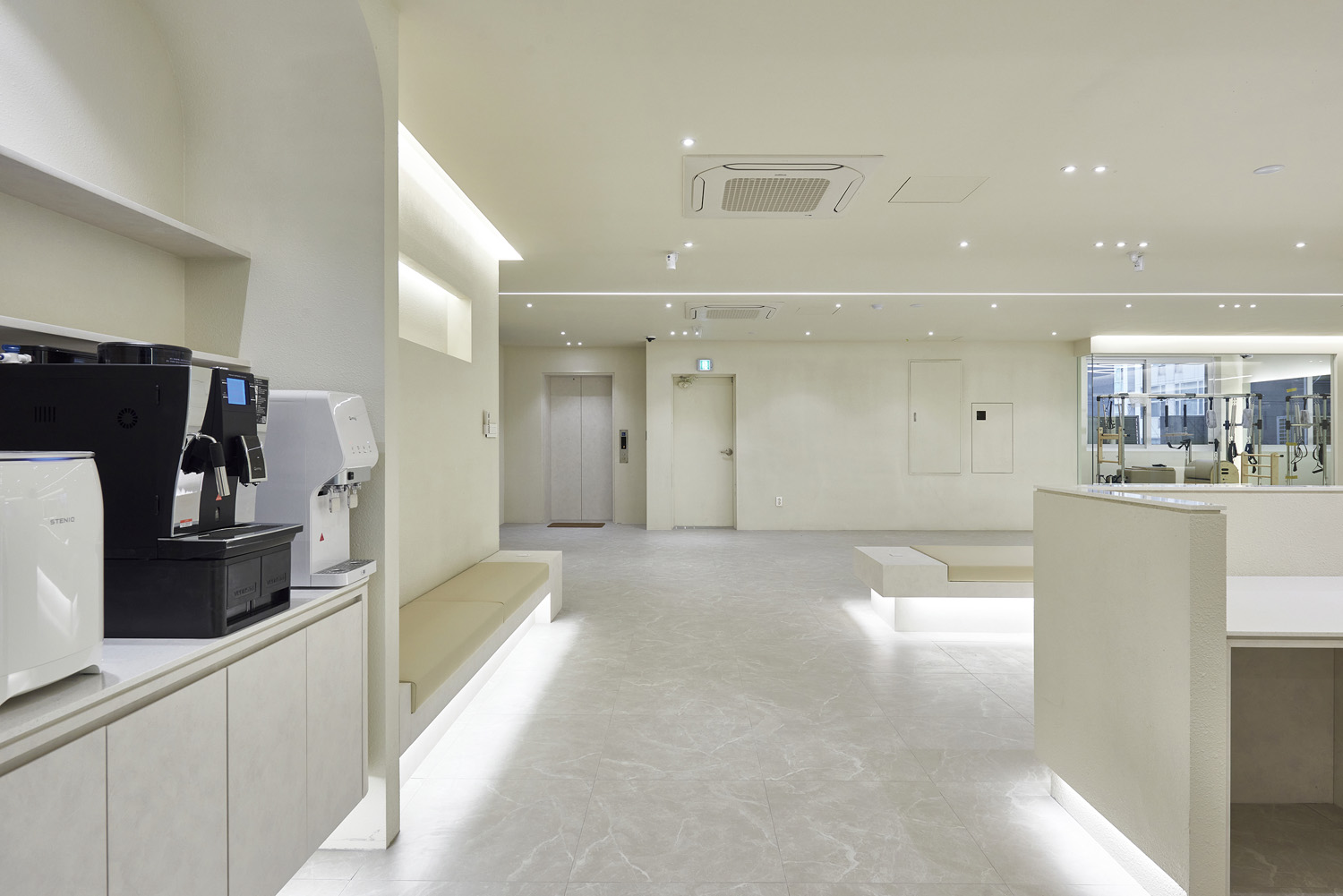 白色典雅，140 平米办公室与公寓的精致设计-23