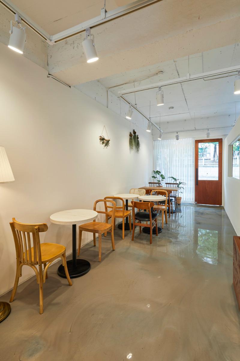 20 平米白色与木质元素咖啡厅设计-12