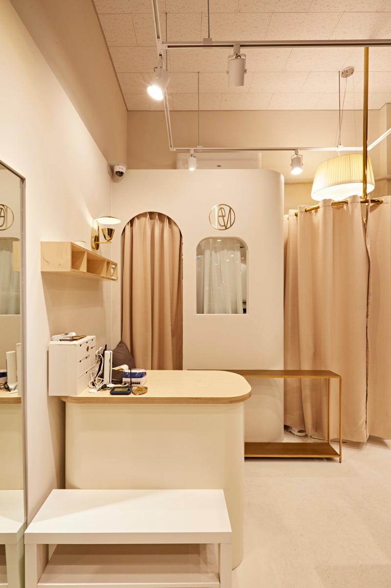 简约时尚的六平米服装店设计-10