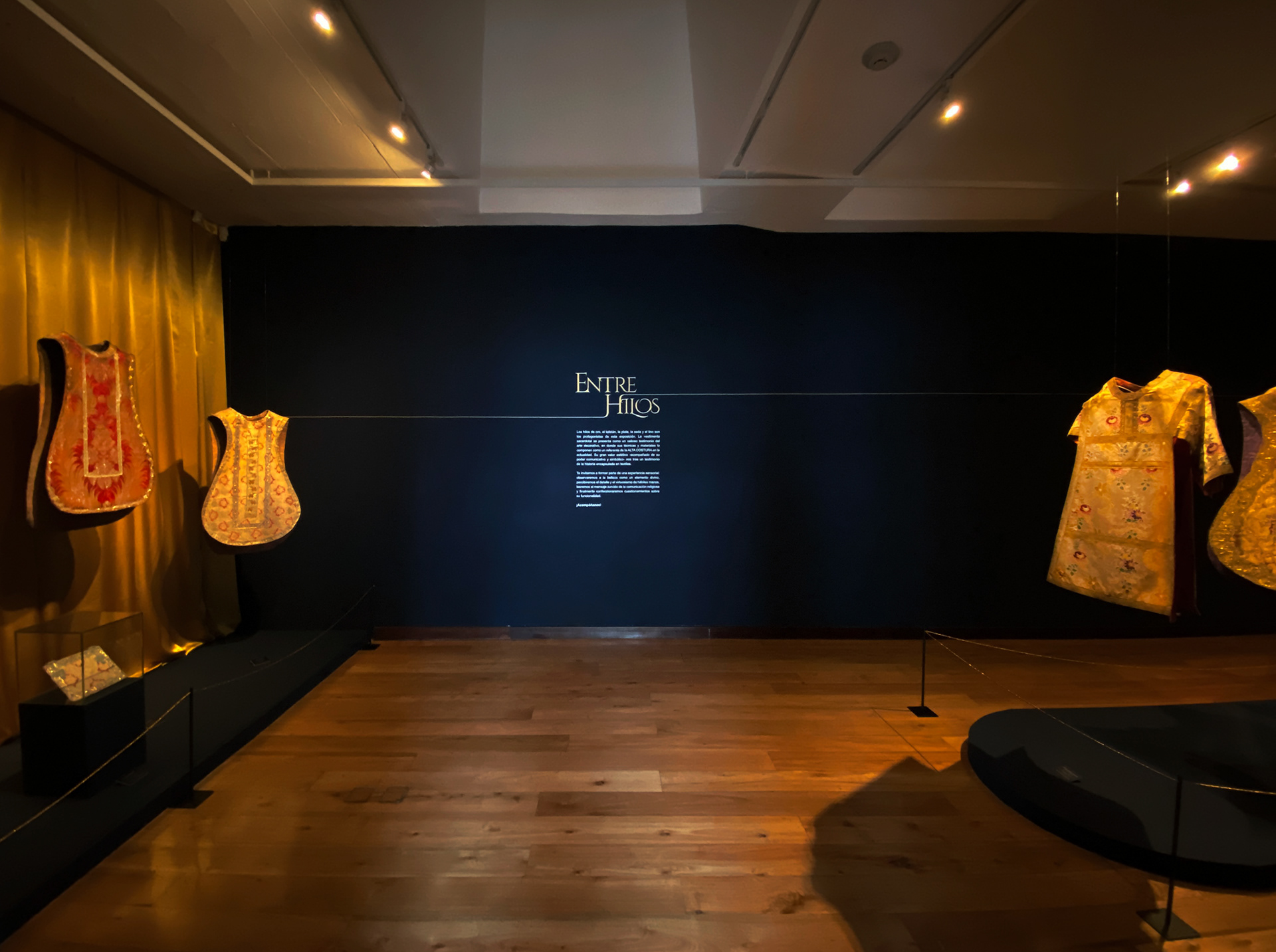 "Entre hilos: esplendor del traje litúrgico" Expo - MCA-1