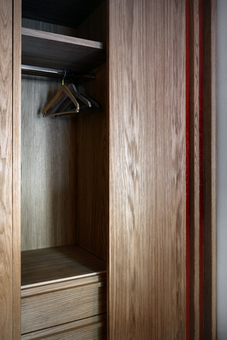 意大利"红窗"公寓,独特木构造室内空间-28