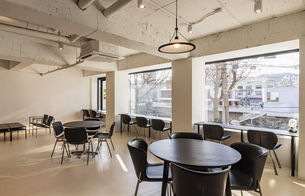 43 平小空间，打造极简白色调的咖啡馆魅力-6