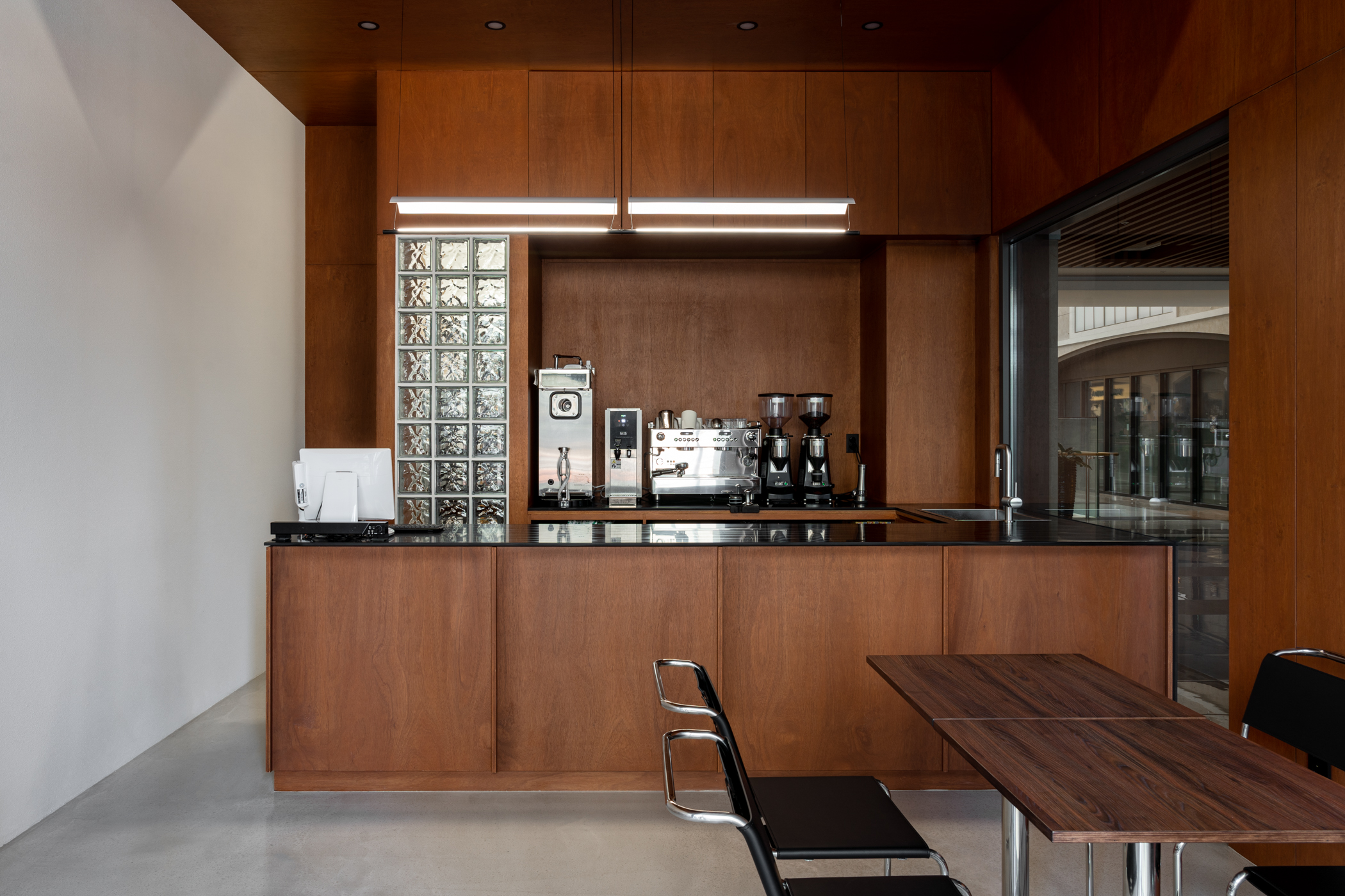 白色与木纹的 13 平贝克里咖啡厅设计-2