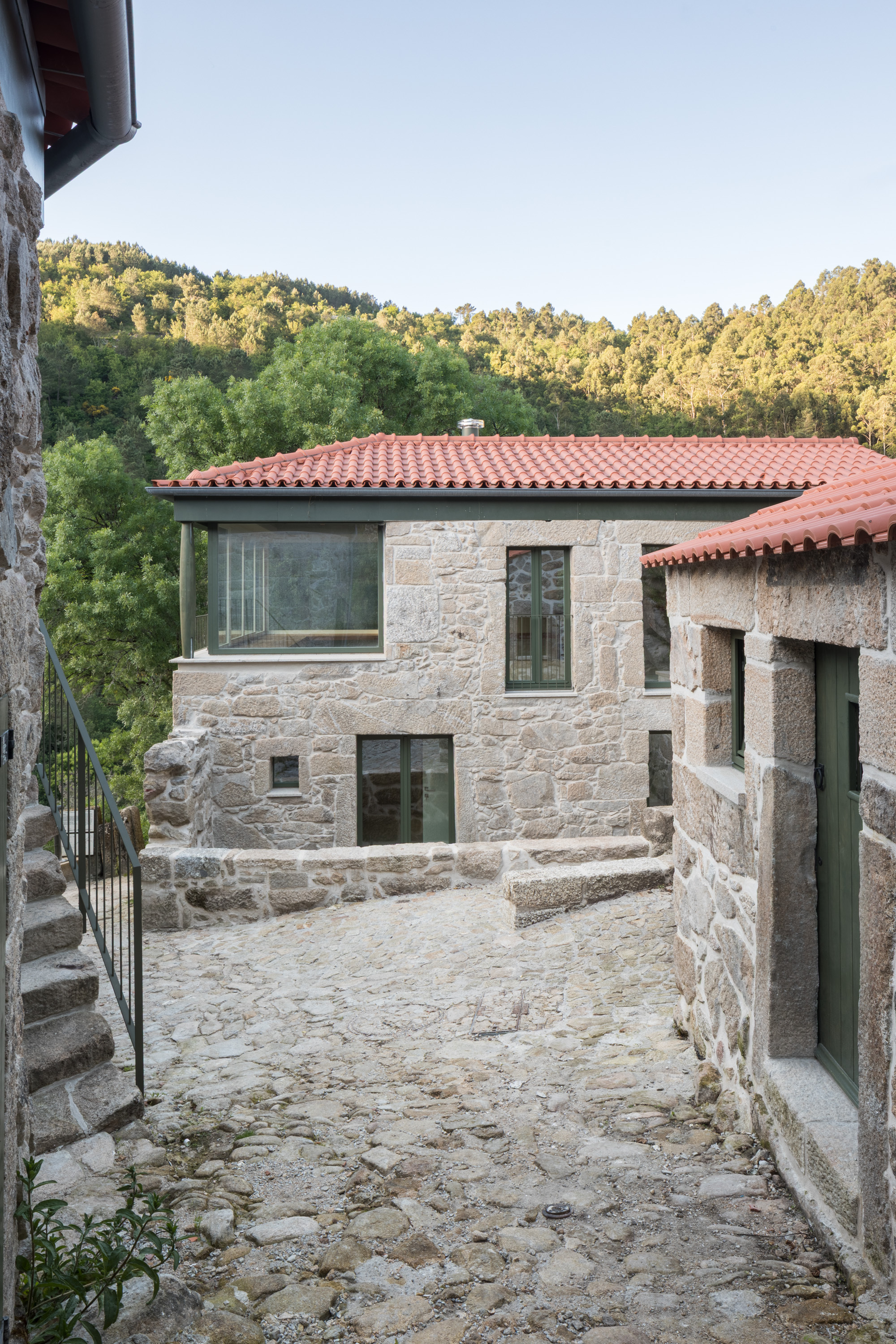 姊妹屋;姊妹楼(需结合具体语境确定最合适的表达,这里假设在描述建筑等场景下) 丨葡萄牙丨oitoo-20