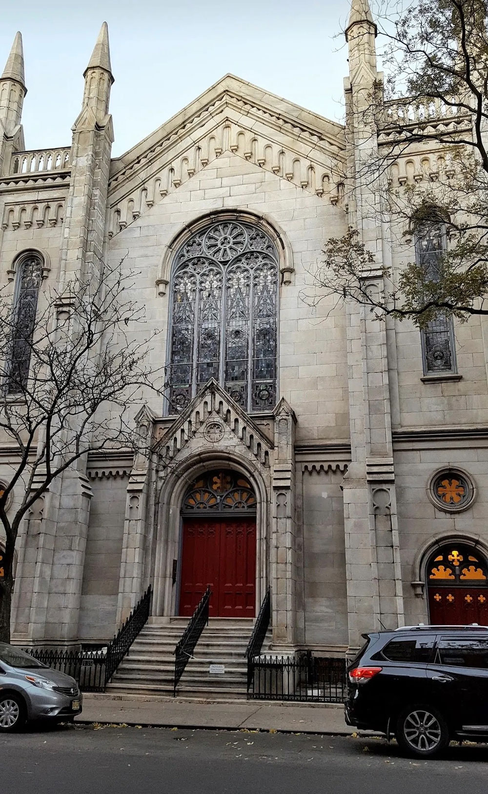 带有黑色细节和精致装饰的温馨现代纽约公寓-18