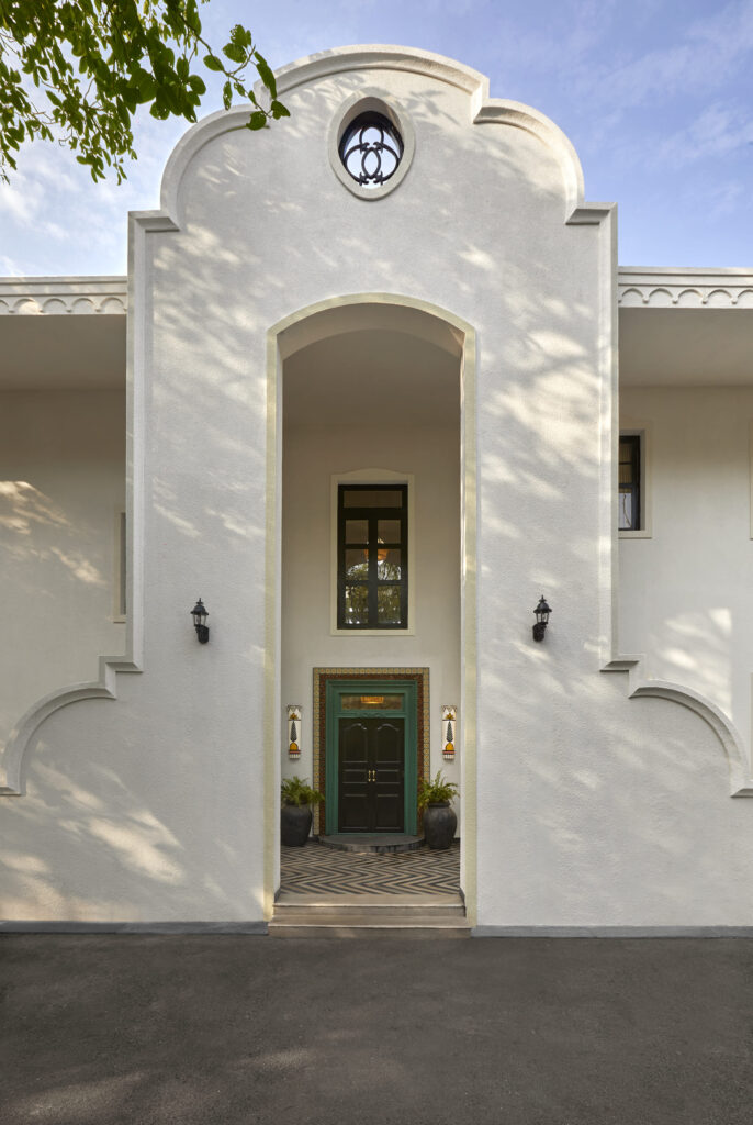 鸡蛋花庄园

注：Frangipani常见指鸡蛋花 ，Estate有庄园、地产等意思，结合语境这里翻译为鸡蛋花庄园较为合适 丨FADD Studio-11