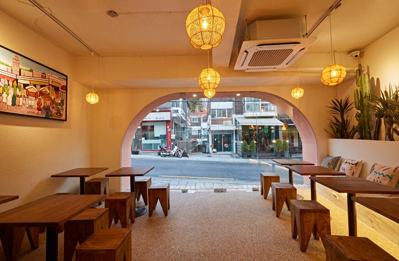 温馨 15 坪卡萨布兰卡餐厅设计，明亮照明营造舒适氛围-10