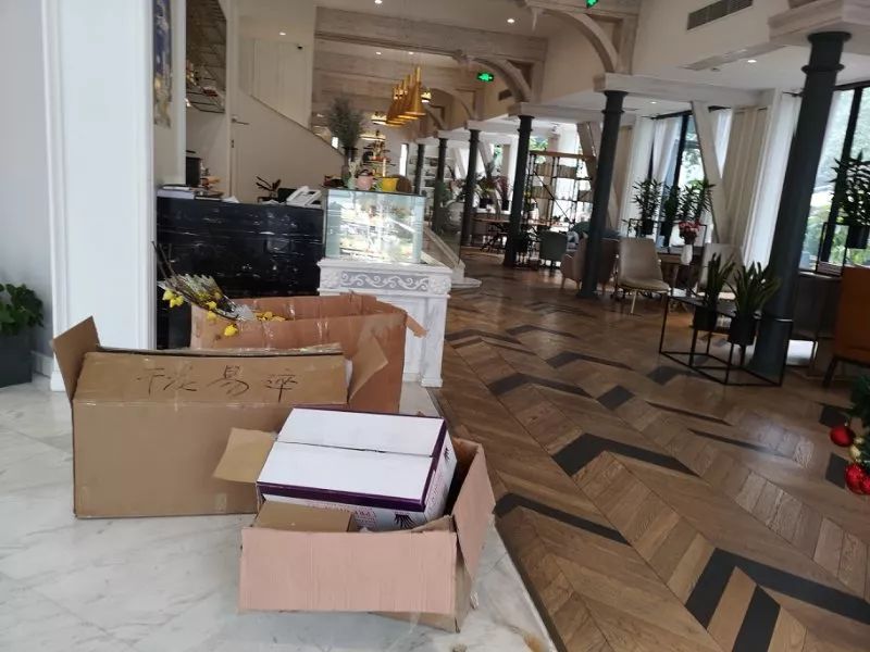 浪漫花艺装点白鲸餐厅,温暖冬日空间-12