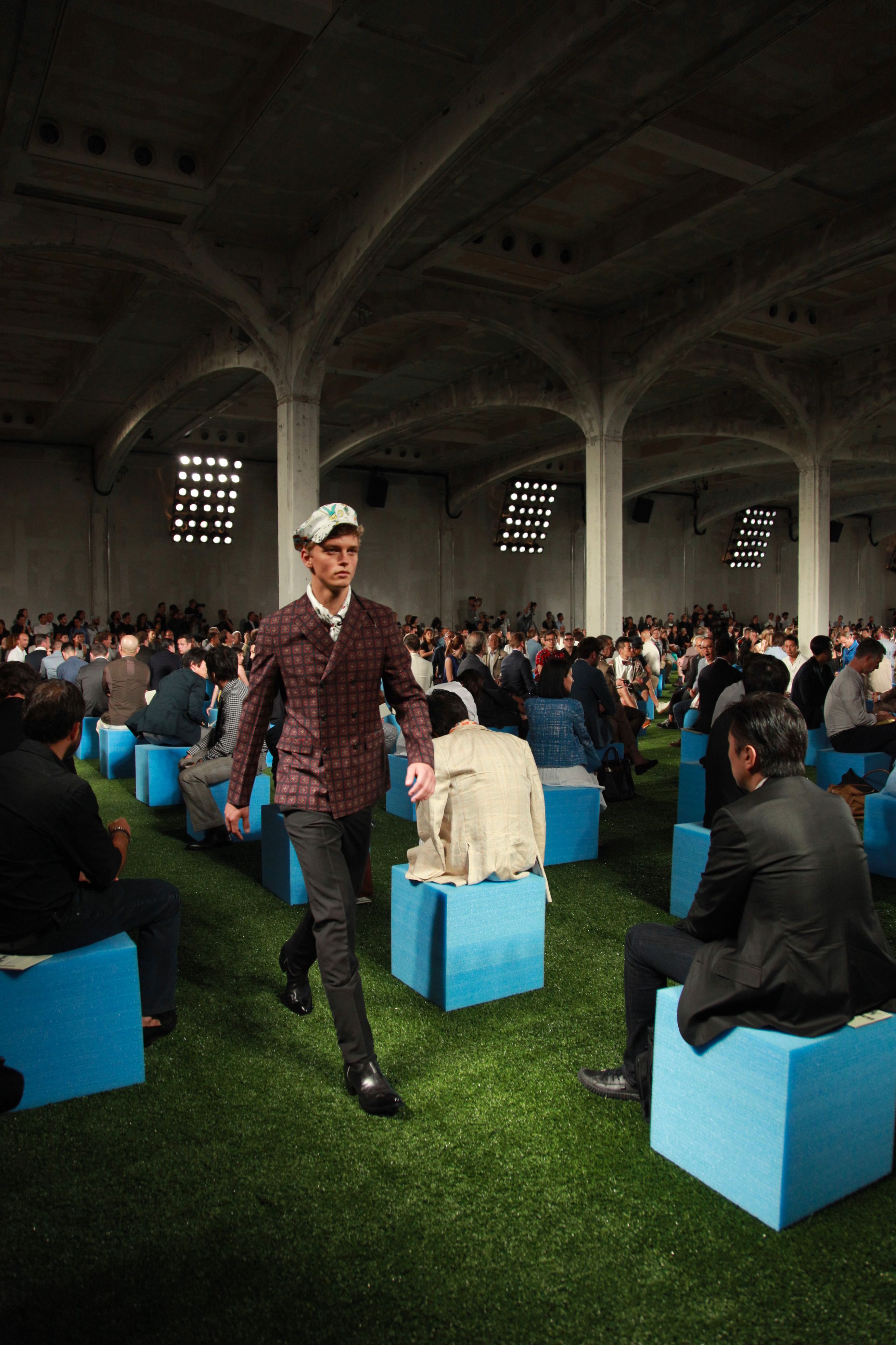 2012 春夏米兰 PRADA 秀场 | 网格布局与动态展示的完美结合-7