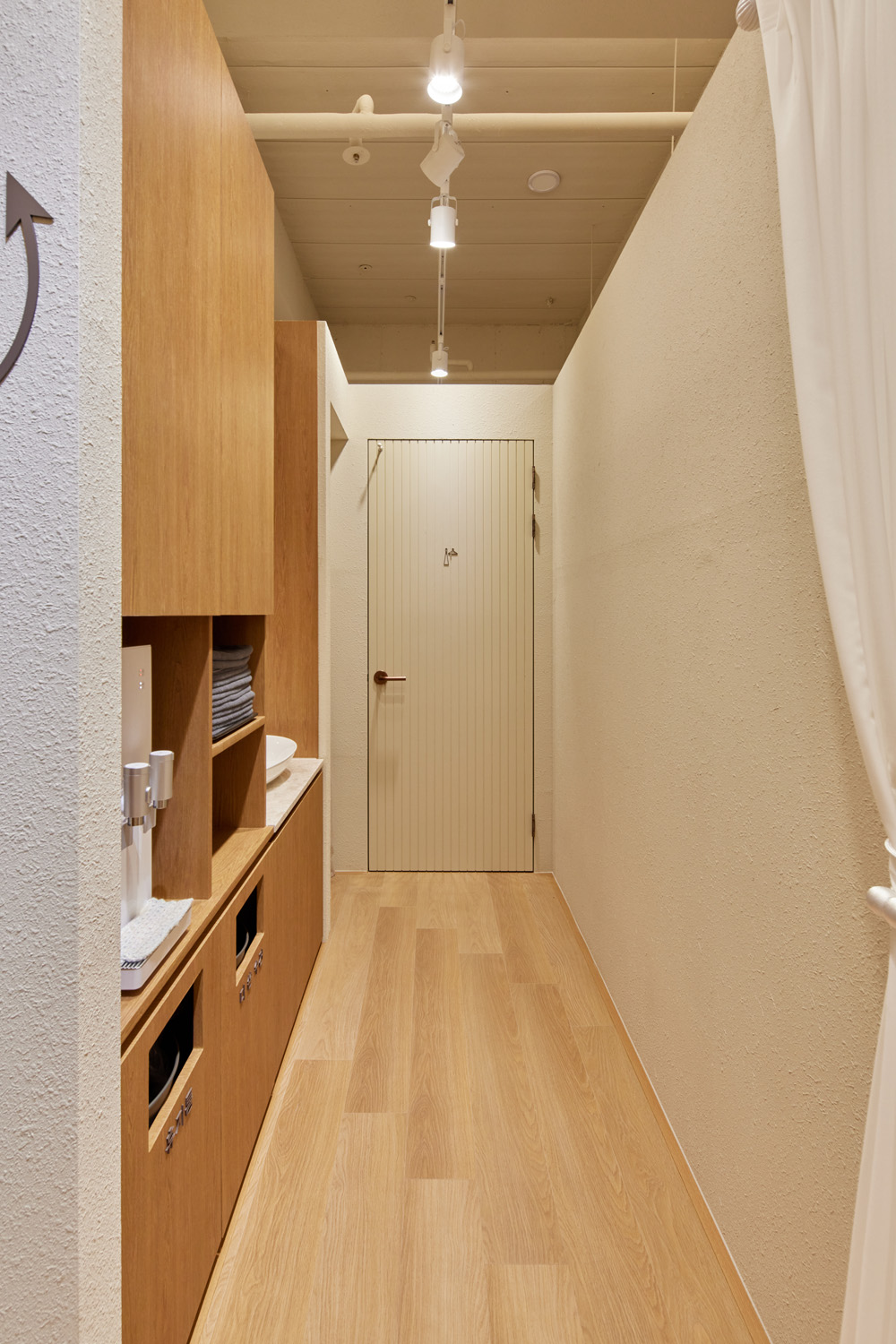 高级白色与木质，30 平米瑜伽中心的精致设计-14