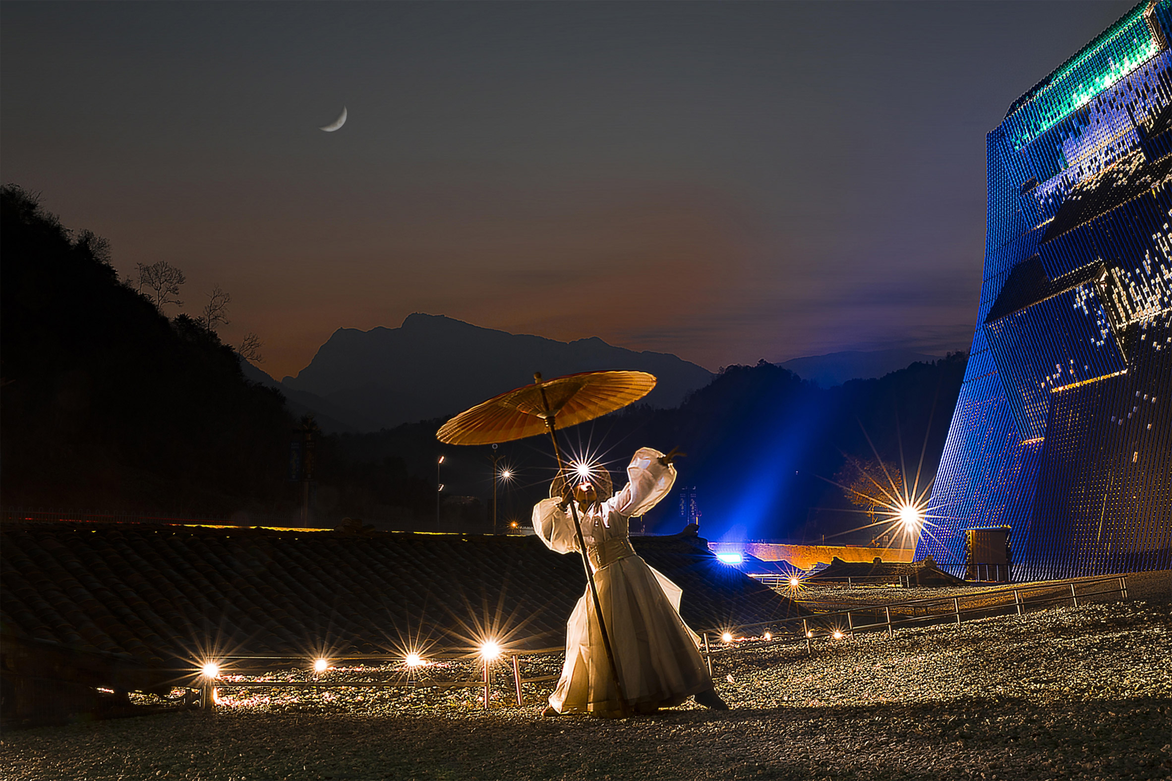 梦幻光影剧场 | 5 万块发光瓷砖打造沉浸式演出空间-18