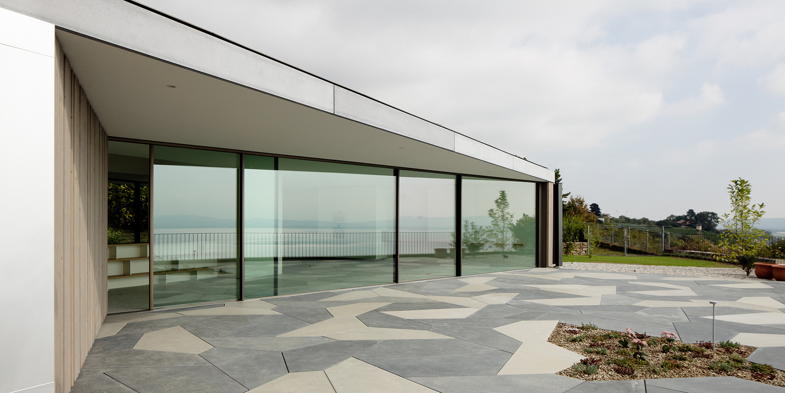 瑞士 Hauterive 湖畔混凝土与玻璃的现代住宅-54