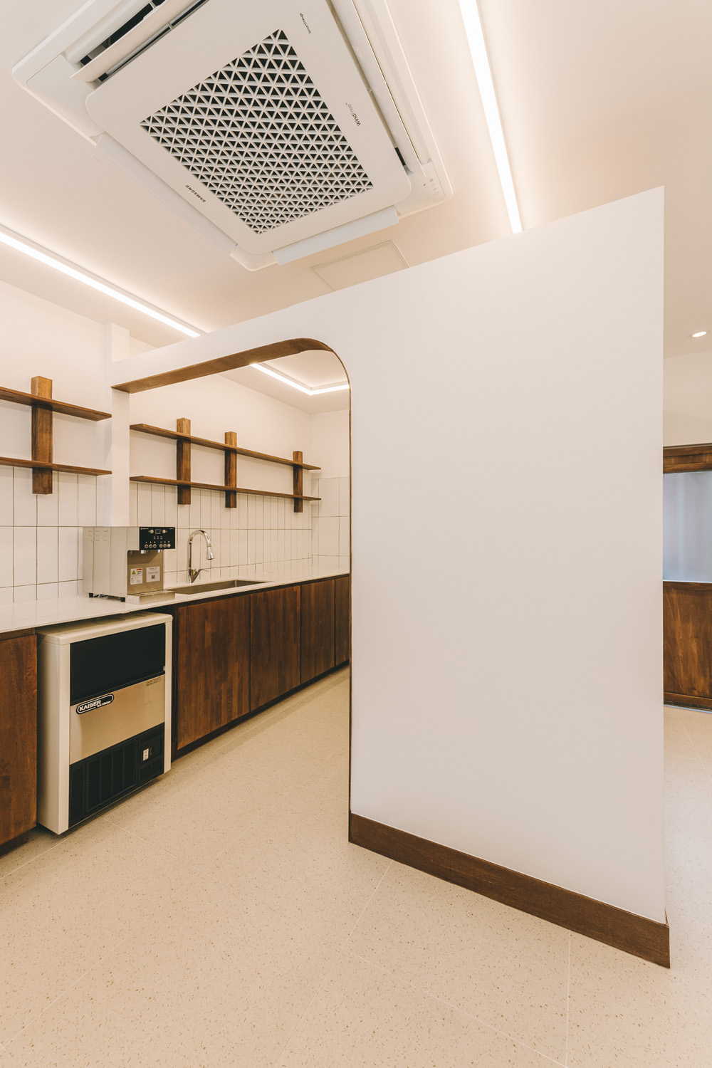 白色与木质，12 平小空间的精致设计-13