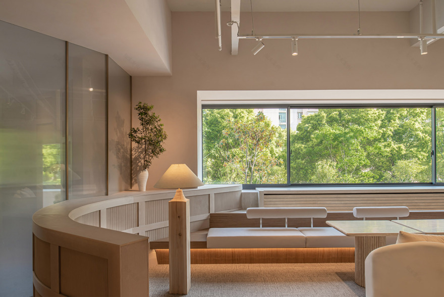 凿壁借景·延锋秀浦路展厅接待空间丨中国上海丨多棵设计-10