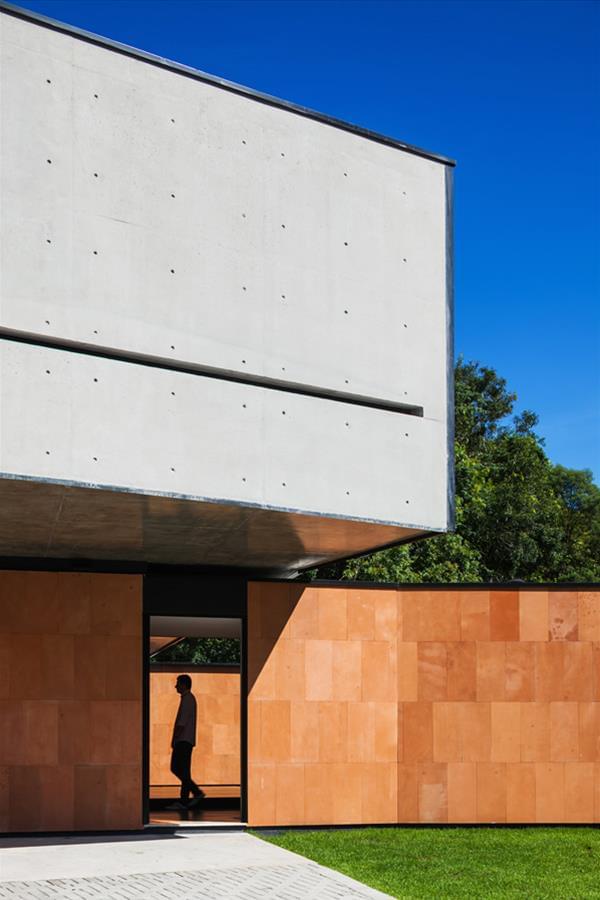 巴西不规则住宅设计,绿色庭院与现代建筑的完美结合-6