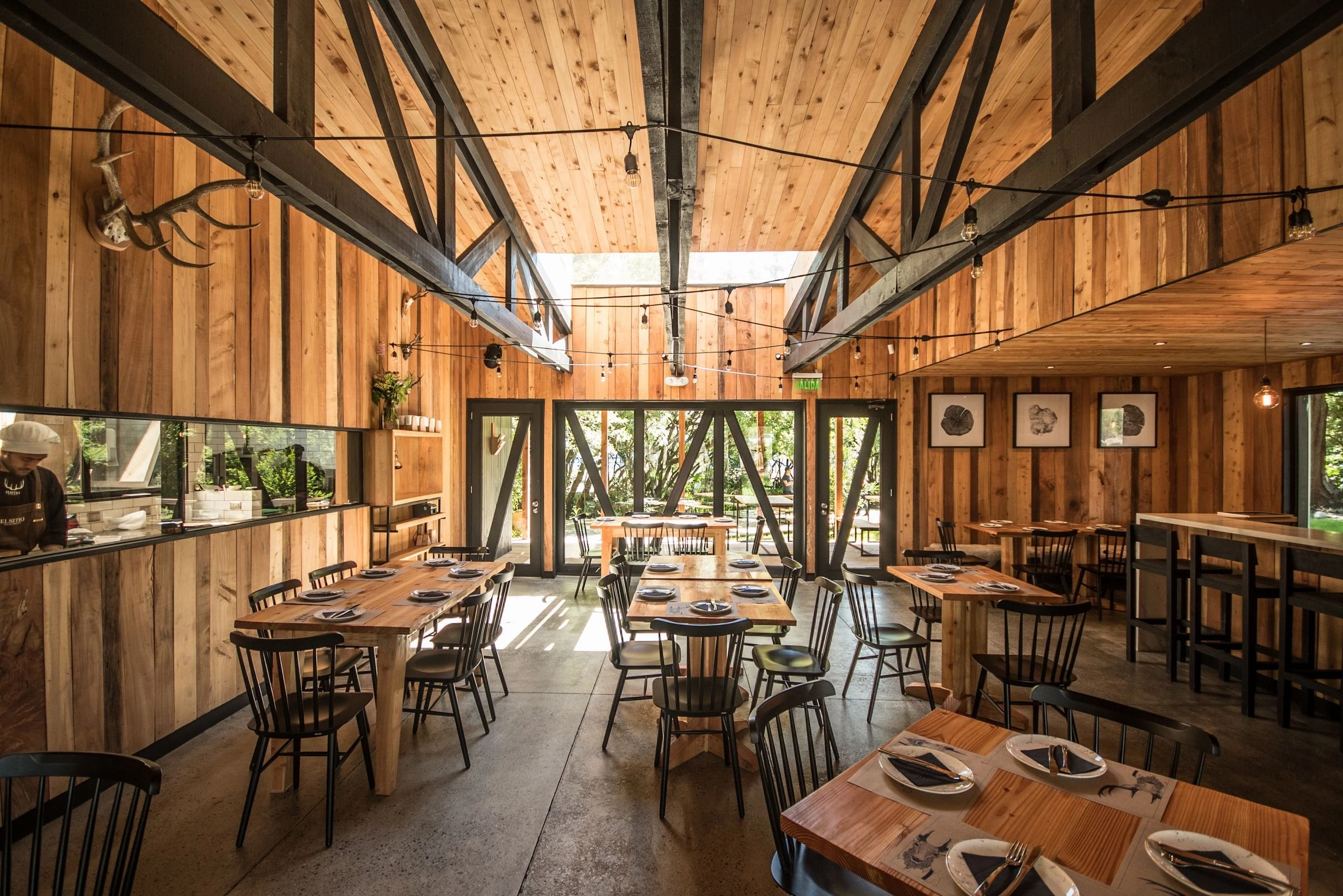 智利湖畔森林中的舒适用餐空间-43