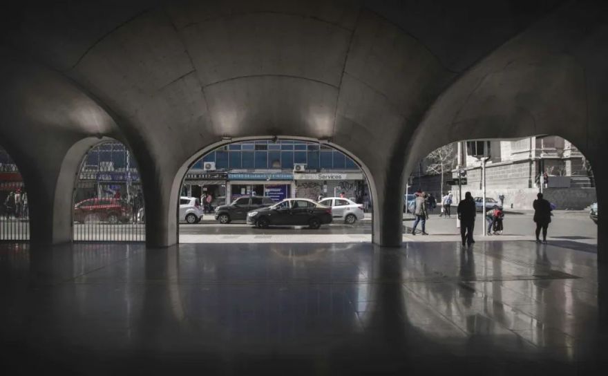 在石窟內穿越城市,聖地亞哥地鐵站Plaza de Armas Metro Station Building/Beals Lyon Arquitectos | FAM-18