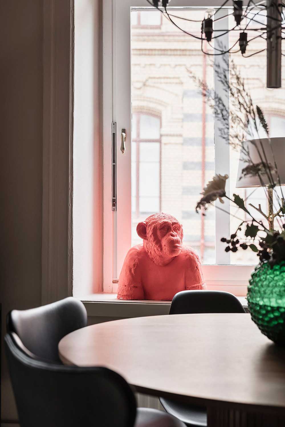 瑞典 48 平米趣味公寓 | 暖色调与幽默壁画完美结合-10