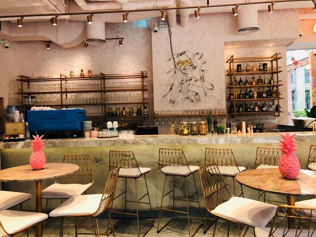 迪拜 Vibe Cafe | 粉色与铜色的健康美食空间-7