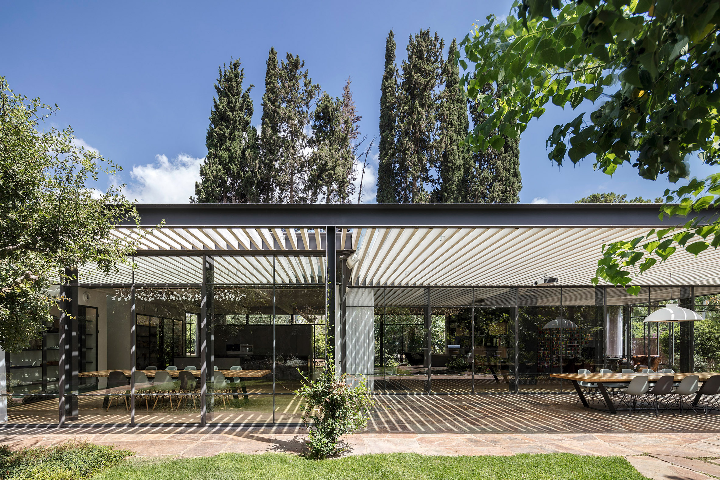 Glass walls and covered walkways intertwine Israeli house and garden-2