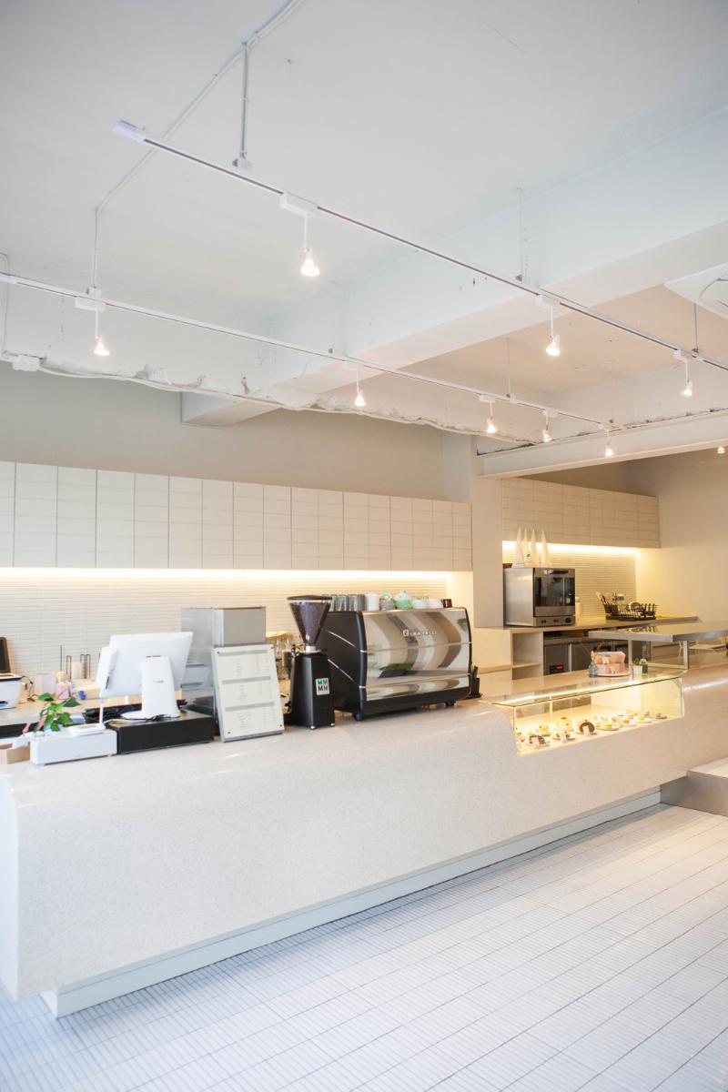 16 坪现代白色极简风格蛋糕店设计-5
