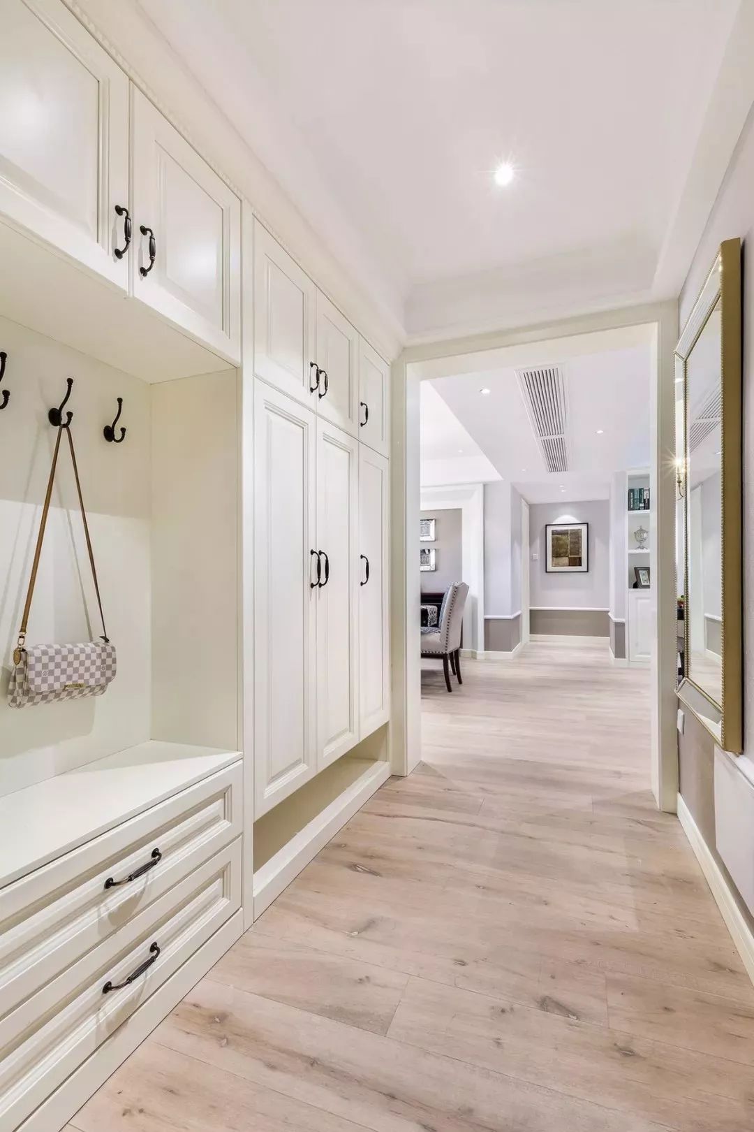 美式三居室,浅色硬装搭配鲜艳软装,雅致贵气-17