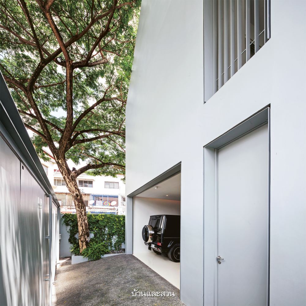 บ้านกล่องหลังคาทรงจั่ว ที่เปิดคอร์ตกลางรับพื้นที่สีเขียว - บ้านและสวน-2