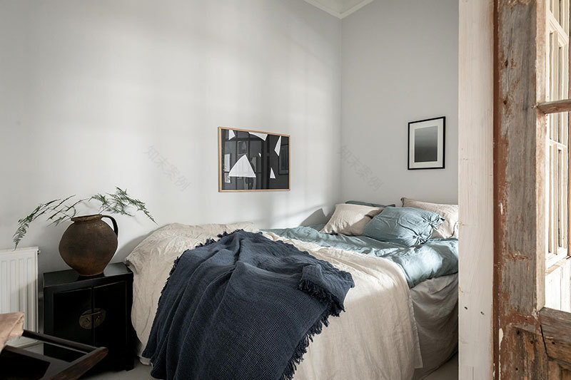 瑞典 44 平米独特小公寓 | 蓝墙与复古隔断的惊艳之作-11