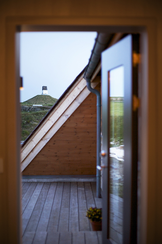 挪威海边现代共生小屋-35