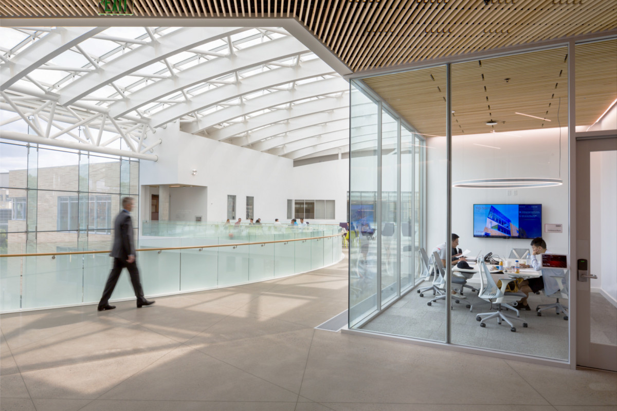 摩尔鲁布尤德尔与文艺复兴 3 建筑师共同打造卡内基梅隆大学商学院大卫·A·特普 quadrangle-23