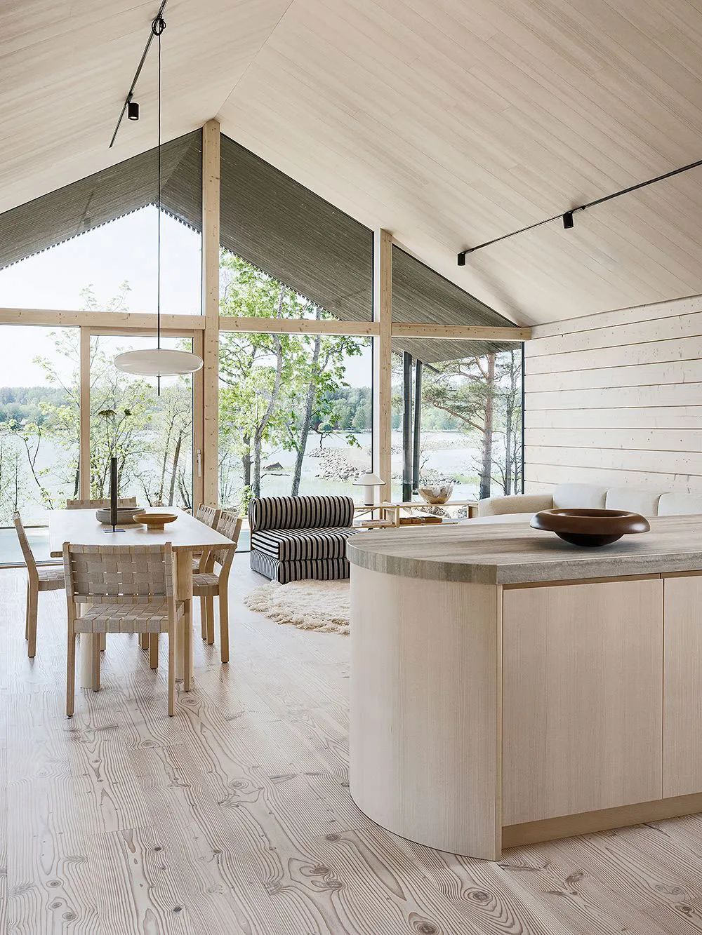 芬兰湖边侘寂风别墅丨Laura Seppanen-13