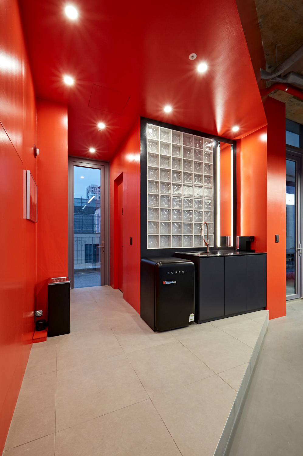 红色螺旋楼梯夺目，55 平 IT 公司办公室设计-11