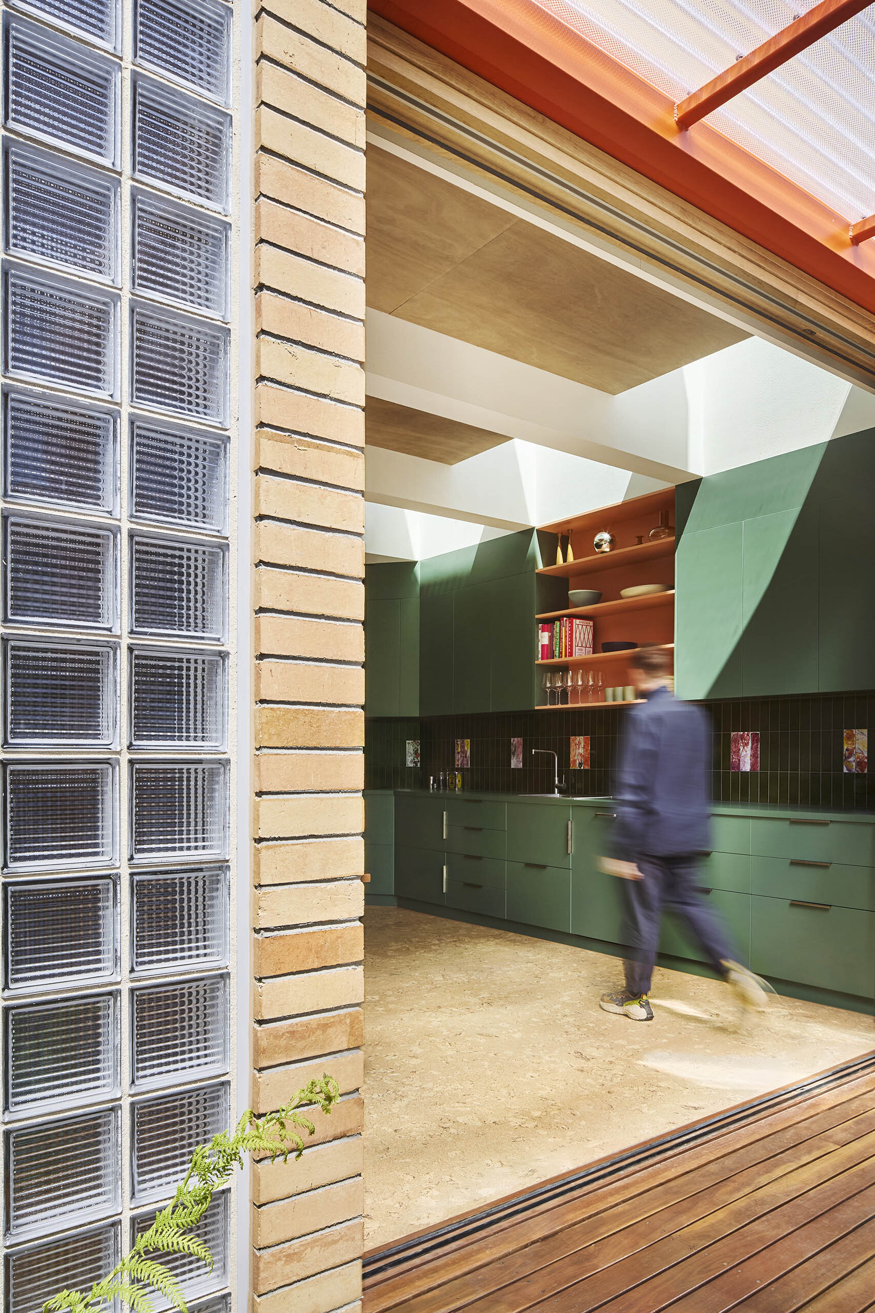 一个聚会的场所（这里House结合语境意译为场所更合适，如果直译为房子也可以，即一个聚会的房子 ） 丨澳大利亚墨尔本丨Sibling Architecture-14