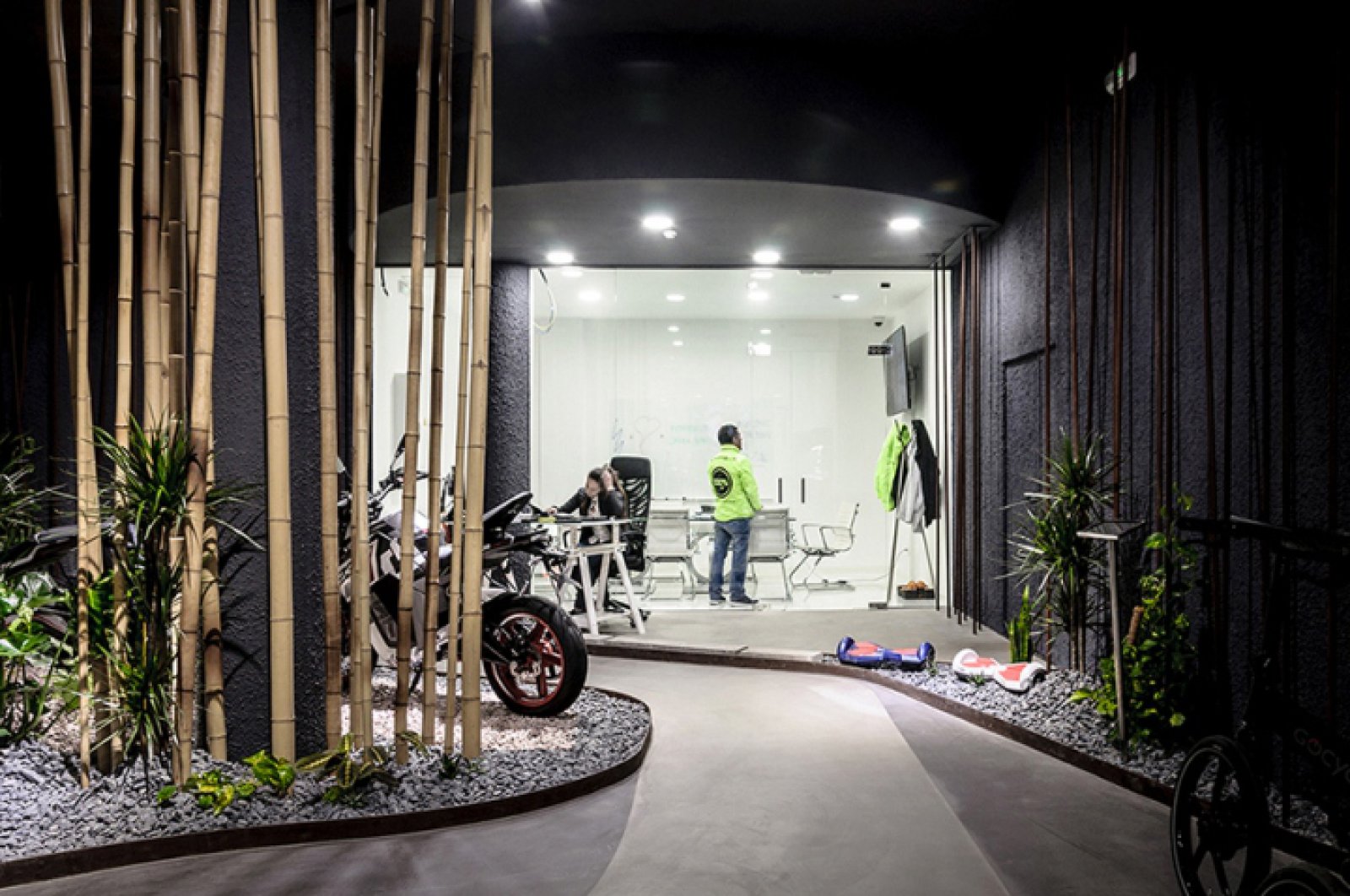 西班牙多品牌摩托车展厅设计-5