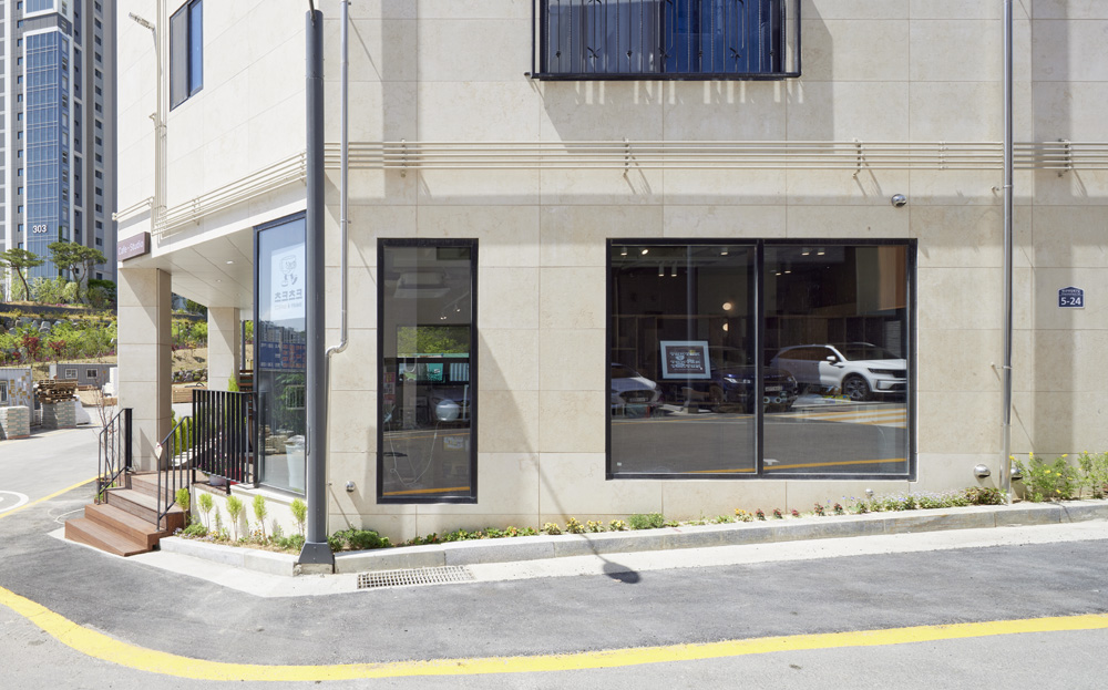 "50 平米白色木质甜品咖啡厅设计"-3