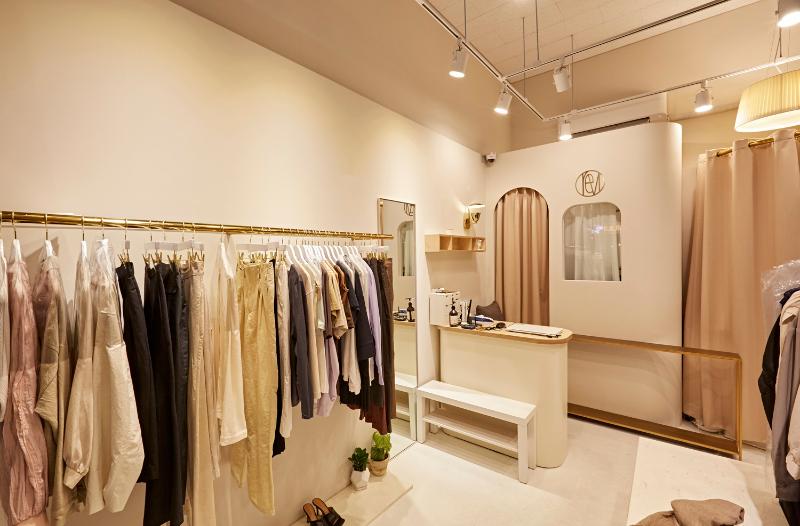 简约时尚的六平米服装店设计-4