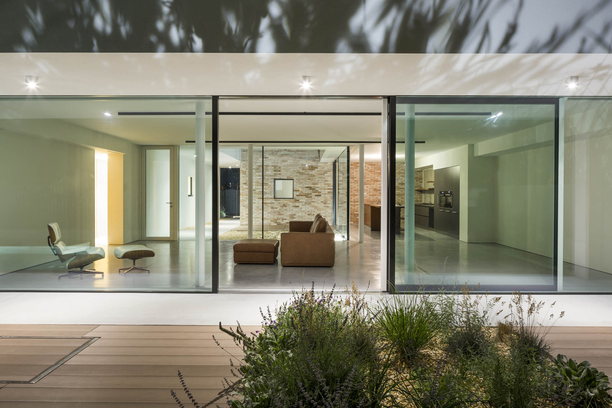 现代简约风格别墅设计，融入自然与私密空间-14