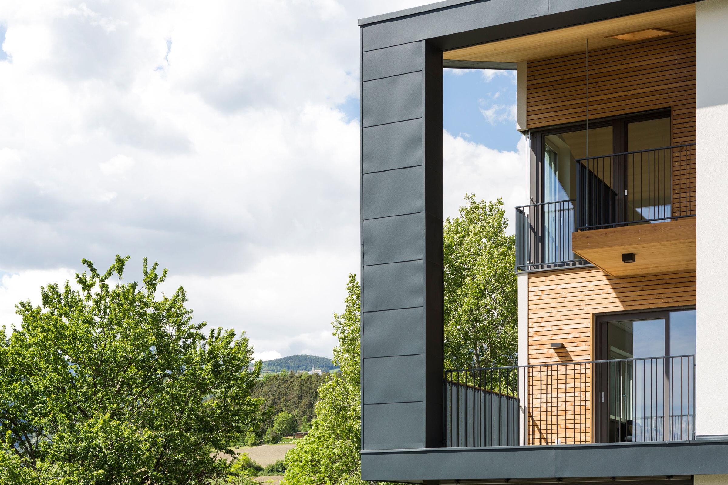 意大利双层别墅改造,木结构与南向露台打造舒适生活空间-20