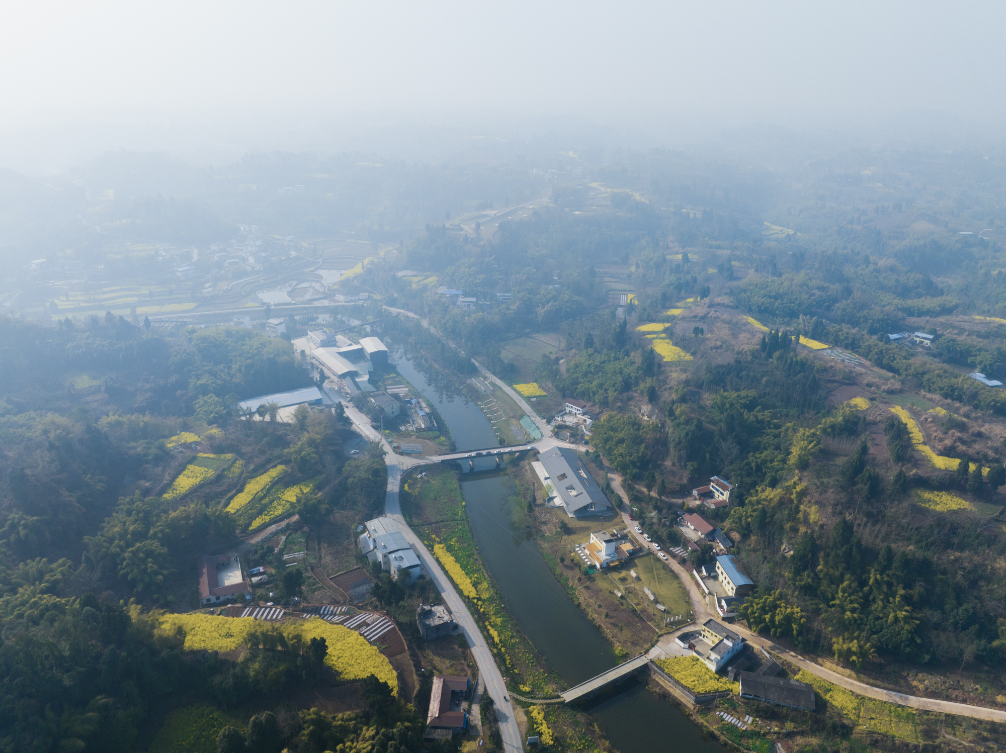 乐山市东林村镇文化中心，在60米屋檐下穿街走巷 / 时地建筑工作室-8