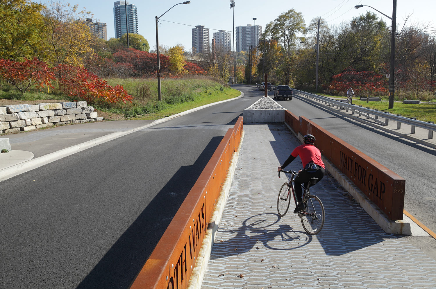 多伦多 Pottery Road 自行车与行人穿越通道-11