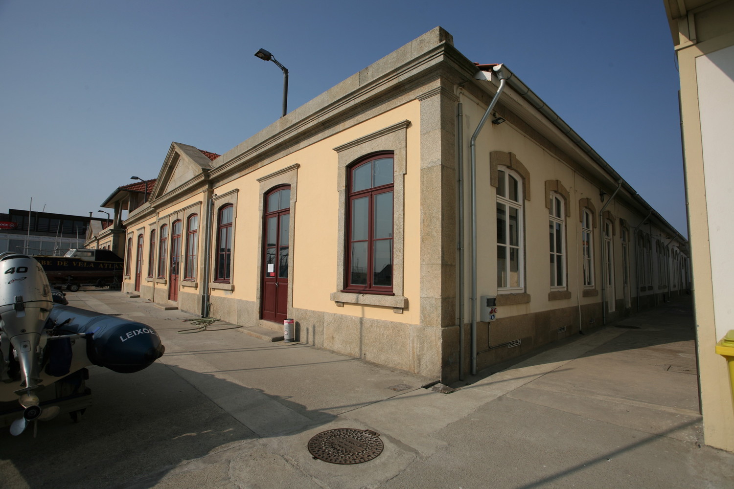 葡萄牙 Atlantic Sailing Club 会所 · 功能与历史的和谐融合-34