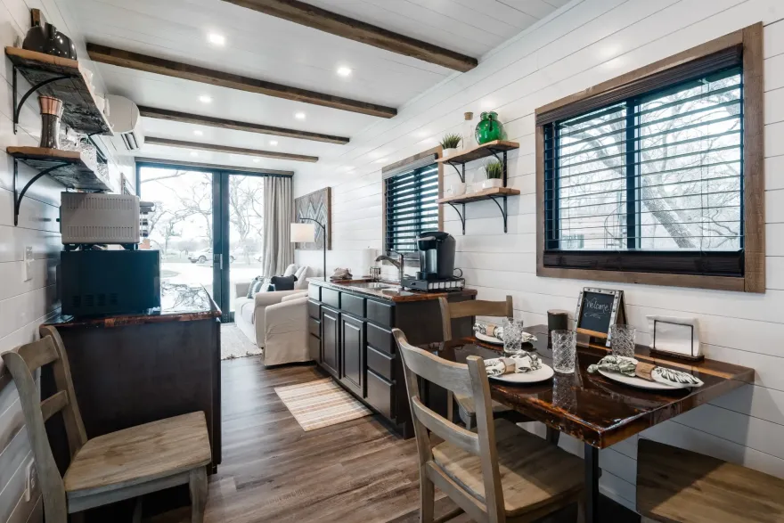 42m2 集装箱度假屋 | 现代设计与百年木料的完美融合-8